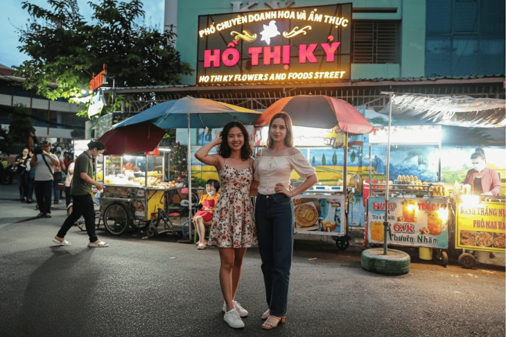 Ban đầu, khu phố này chuyên kinh doanh hoa tươi, chưa có phố ẩm thực